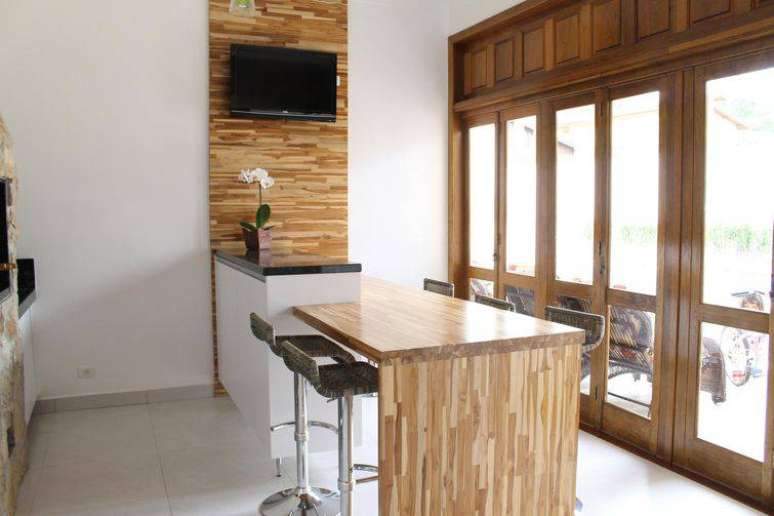 37. Voc&ecirc; pode optar por banquetas para cozinha discretas e que se encaixam perfeitamente