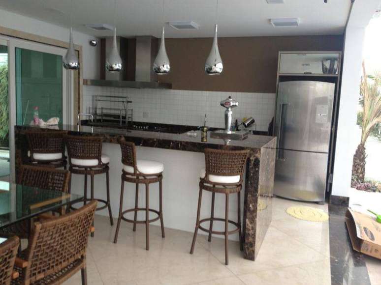 38. As banquetas da cozinha podem combinar com as cadeiras da mesa