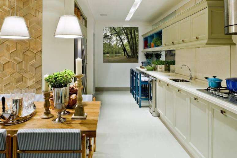 18. Banquetas para cozinha coloridas s&atilde;o um charme