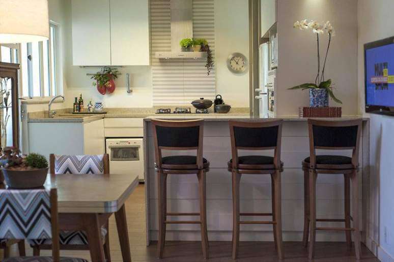 41. Voc&ecirc; pode optar por banquetas marcantes para incrementar a decora&ccedil;&atilde;o de cozinha simples