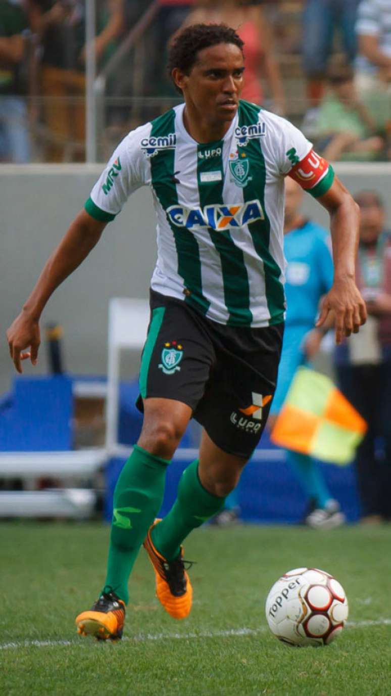 Com quatro gols marcados, o zagueiro foi um dos principais nomes do América-MG no título da Série B, no ano passado (Foto: Vinnicius Silva/Raw Image)