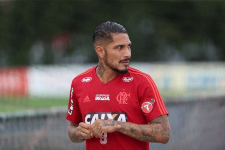 De volta após o Mundial, Guerrero deve disputar últimos jogos pelo Flamengo