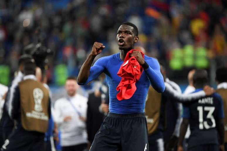 Pogba , batendo no peito, foi um dos que mais festejou a classificação na terça (Foto: AFP/FRANCK FIFE)