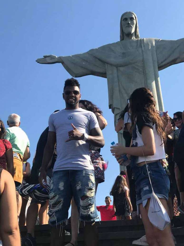 Marcelo esteve no Cristo Redentor, mas quer conhecer outros pontos turísticos cariocas (Arquivo Pessoal)