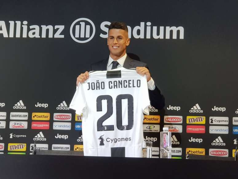 João Cancelo é apresentado na Juve (Reprodução/Twitter)