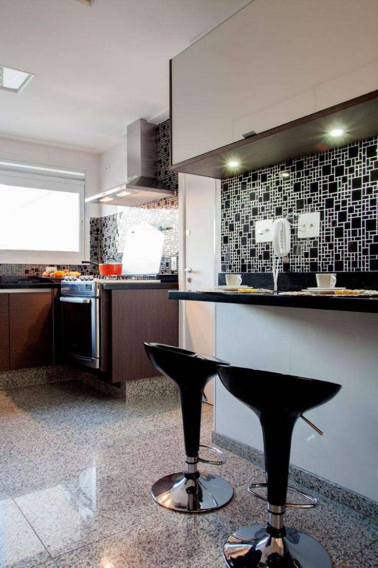 22. As banquetas de cozinha podem otimizar o espa&ccedil;o