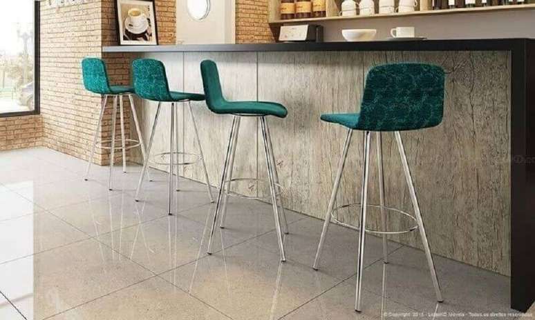 15. Banquetas altas para cozinha americana com estofado verde