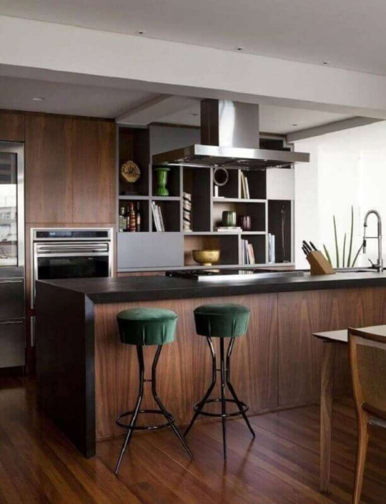 17. O veludo verde das banquetas para cozinha deram mais sofistica&ccedil;&atilde;o para a cozinha decorada toda em maneira