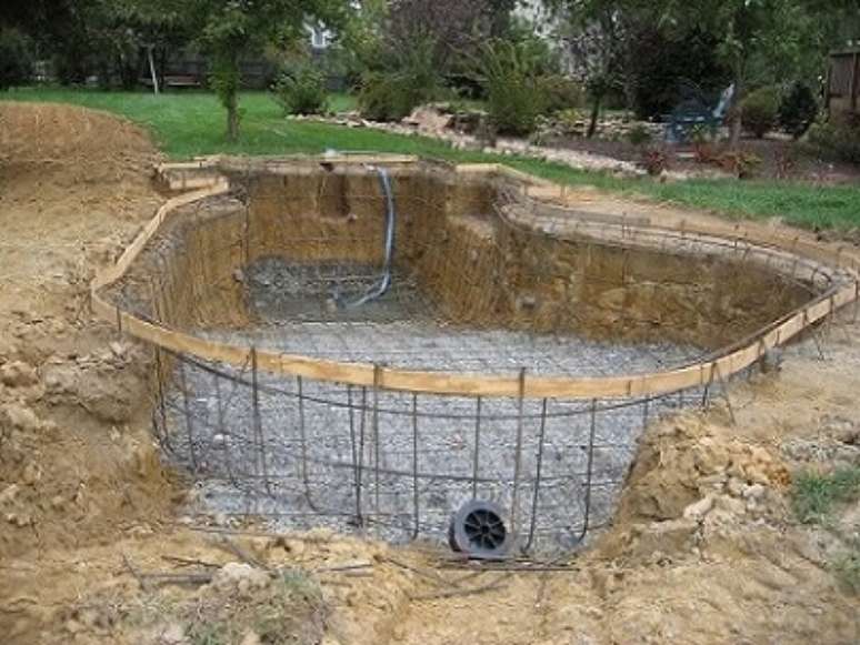5. Colocar a armação é passo indispensável do tutorial de como fazer para piscina de concreto