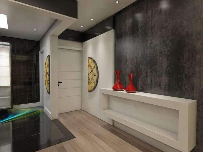 14. Decora&ccedil;&atilde;o sofisticada para hall com aparador branco e parede escura