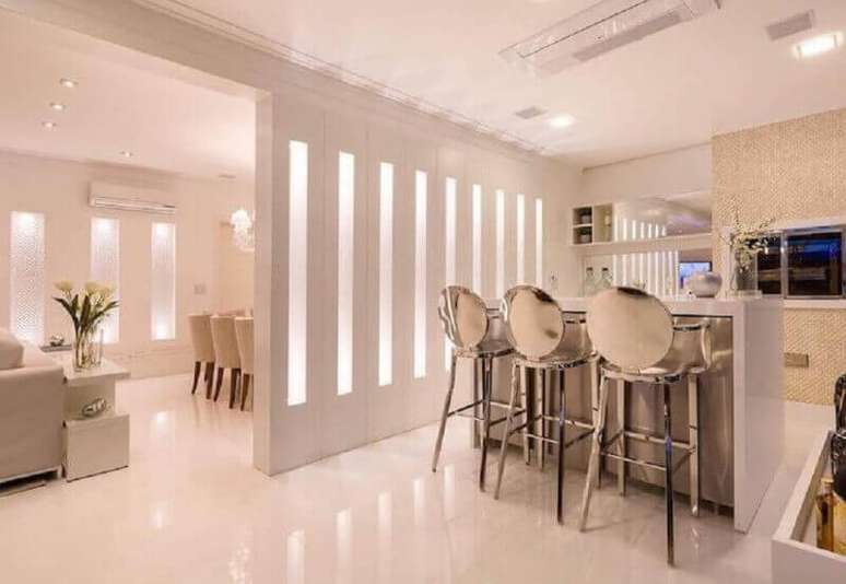 11. Decora&ccedil;&atilde;o moderna e toda clean com modelos espelhados de banquetas para cozinha americana