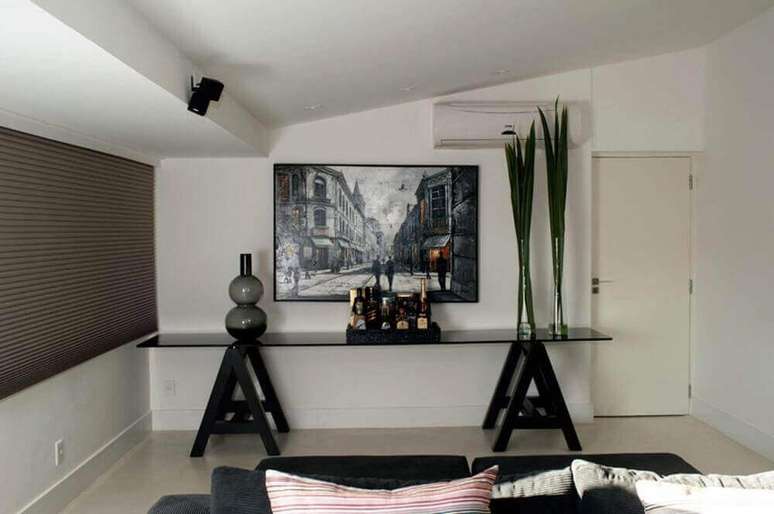 27. Decora&ccedil;&atilde;o para hall com aparador preto