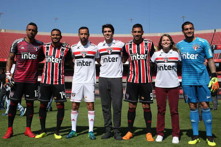 Jogadores e membros do São Paulo posam com todos os novos uniformes do clube para a próxima temporada