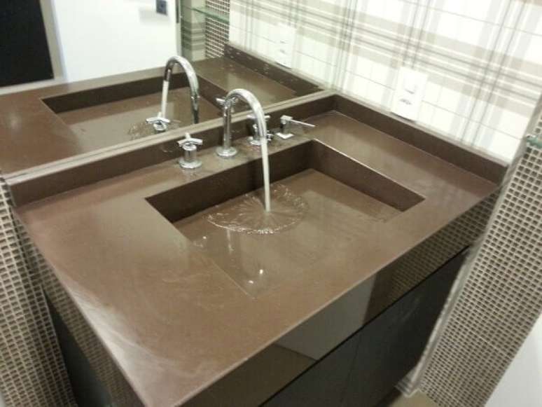 22- Lavat&oacute;rio com granito absoluto na cor marrom complementa a decora&ccedil;&atilde;o do ambiente.