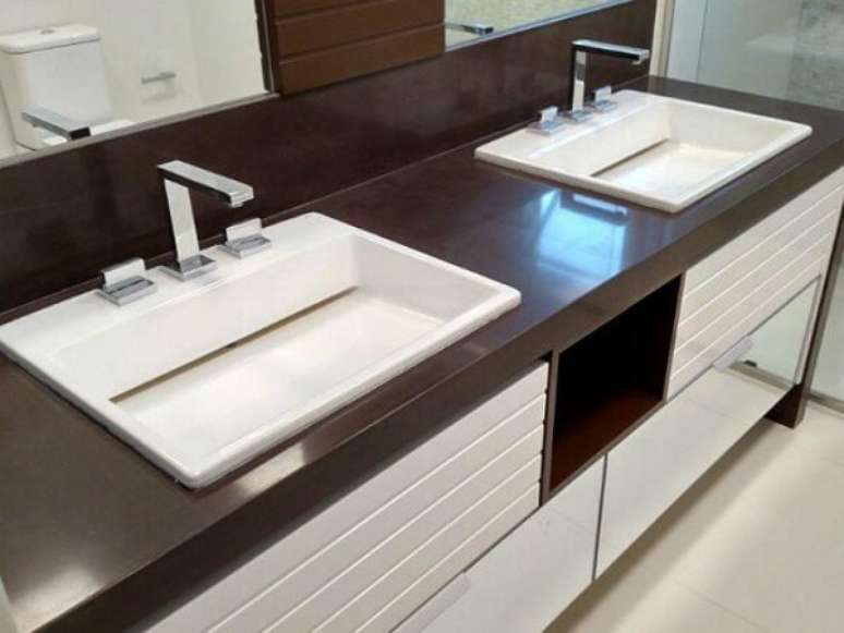 3- O granito marrom absoluto destaca as duas cubas brancas.