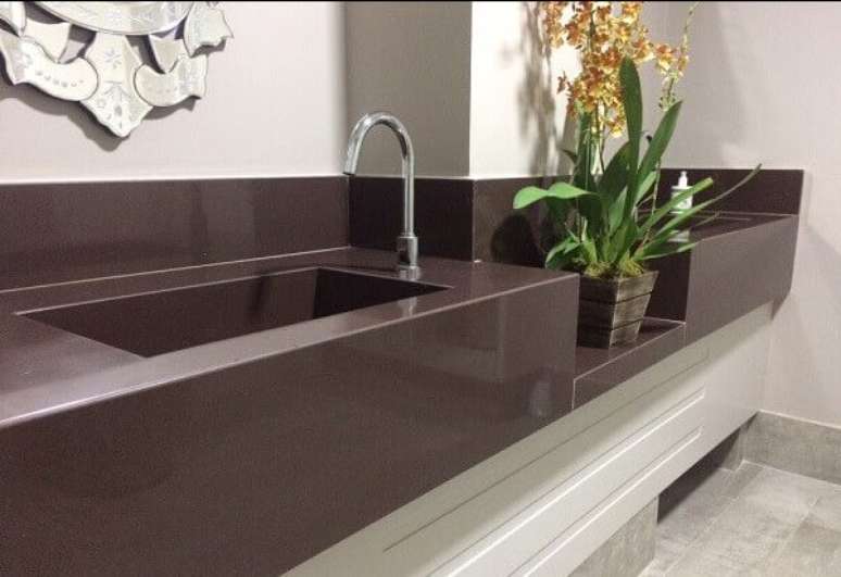 24- Granito Absoluto&nbsp; na cor marrom com duas cubas.