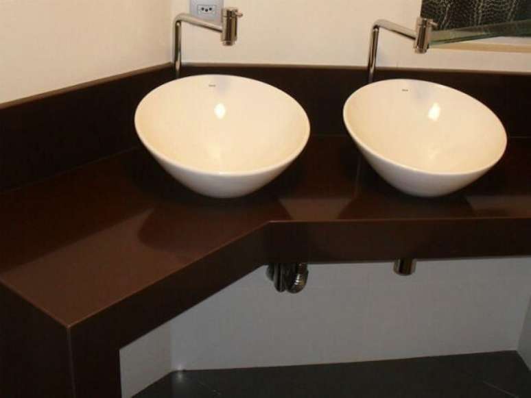 5- Granito marrom absoluto om lou&ccedil;as na cor branca.