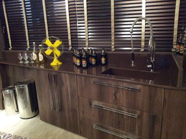 21 -Bancada de granito absoluto marrom para cozinha com espa&ccedil;o grande.