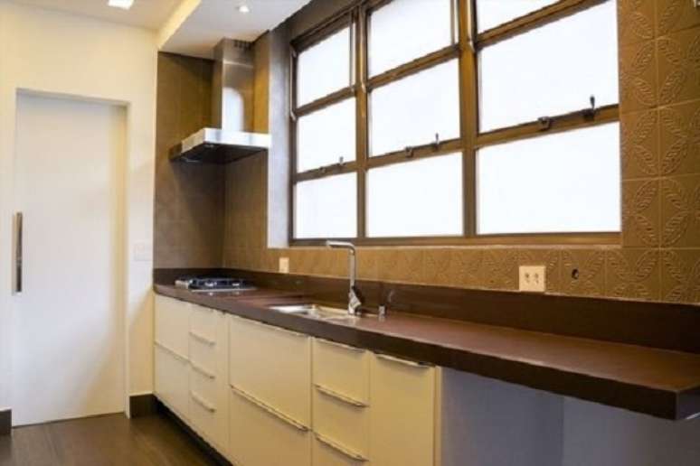 28- Granito Absoluto na cor marrom em espa&ccedil;o gourmet.