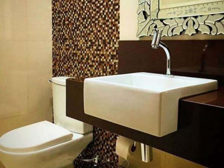 26 – Granito Marrom em banheiro sofisticado