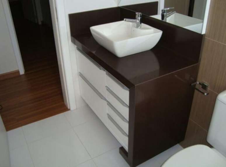 2- Bancada de banheiro com granito marrom absoluto.
