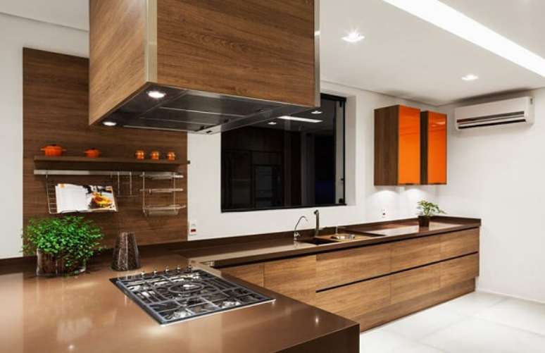 14- O granito marrom &eacute; tend&ecirc;ncia de decora&ccedil;&atilde;o para cozinhas modernas.