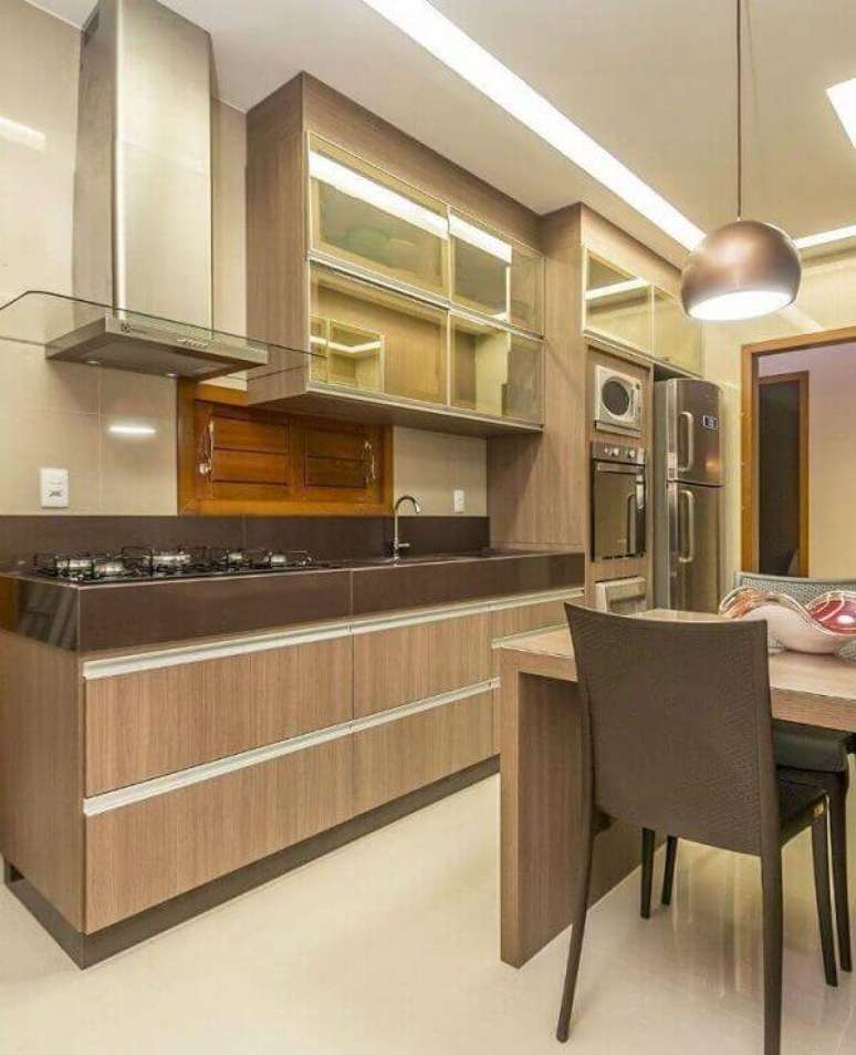 13- Granito marrom absoluto complementa a decoração de cozinha de diferentes tons.