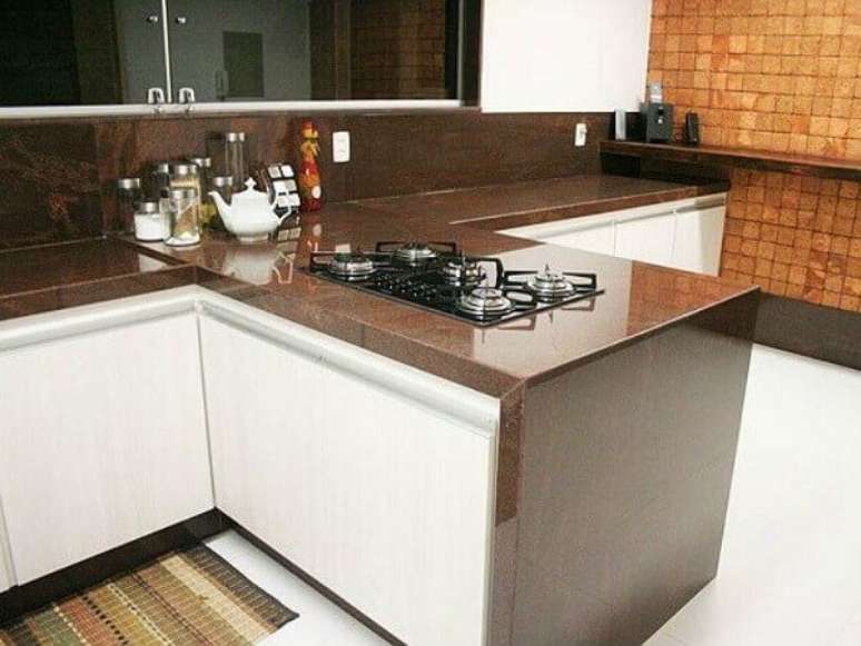 9- Granito marrom absoluto combina perfeitamente com piso e arm&aacute;rio branco.