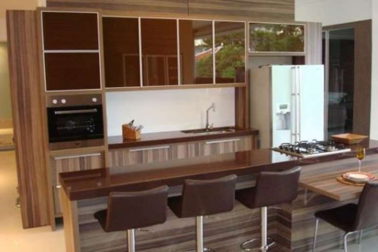 27 &ndash; Bancada em granito marrom&nbsp; absoluto para cozinha americana.