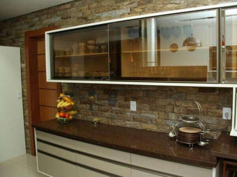 35- O granito marrom absoluto combina na decoração de cozinha rústica.