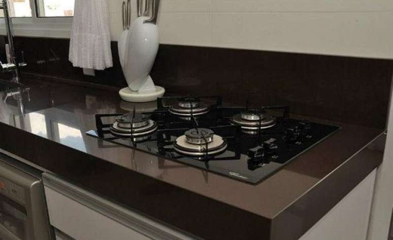 29 -O granito marrom absoluto é muito utilizado na decoração de cozinhas.