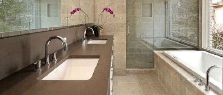 4- Granito marrom absoluto complementa a decoração do banheiro.