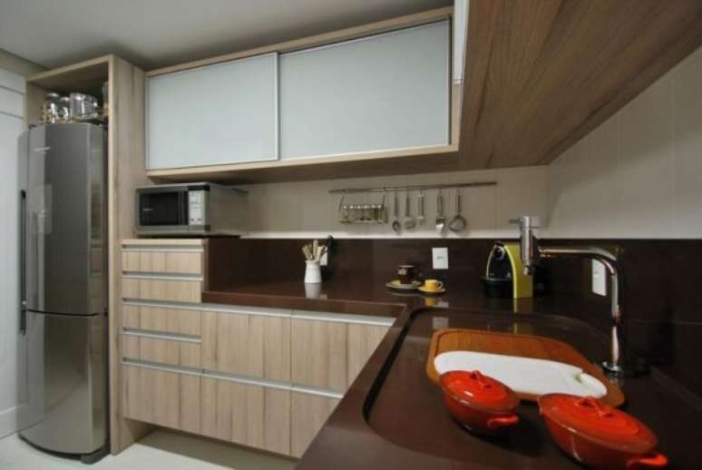6- A cozinha fica com um clima mais acolhedor com bancada de granito marrom absoluto.