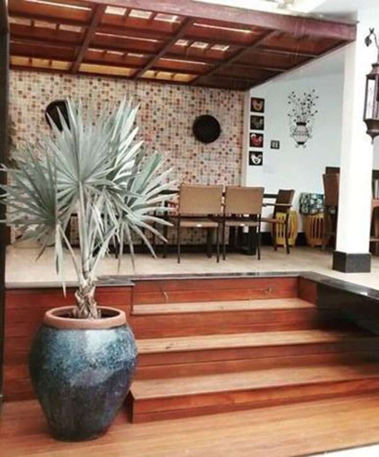 13- Palmeira azul em vaso decorativo.