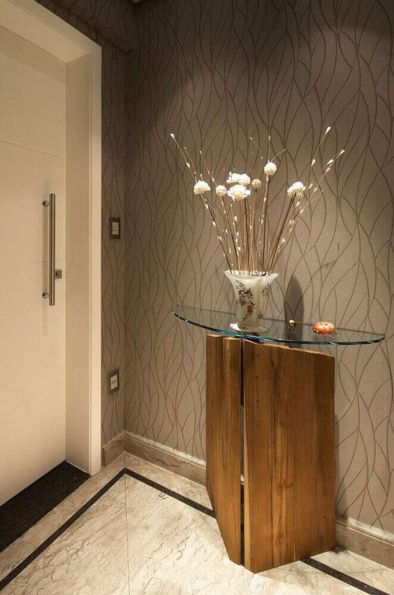 50. Hall pequeno decorado com papel de parede e aparador com base de madeira e tampo de vidro