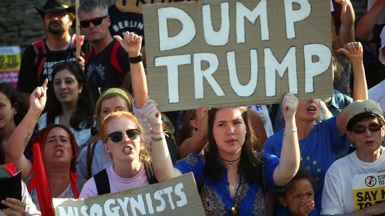 Encontro de May com Trump atraiu manifestantes na porta do Palácio de Blenheim