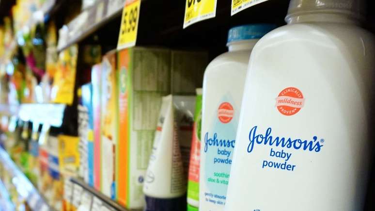 Johnson & Johnson se defende dizendo que décadas de pesquisas acadêmcias atestam a segurança do talco