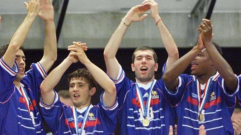 Capitaneada por Zidane (segundo da dir &agrave; esq), sele&ccedil;&atilde;o francesa vitoriosa de 1998 celebrou o multiculturalismo, hoje em xeque no pa&iacute;s
