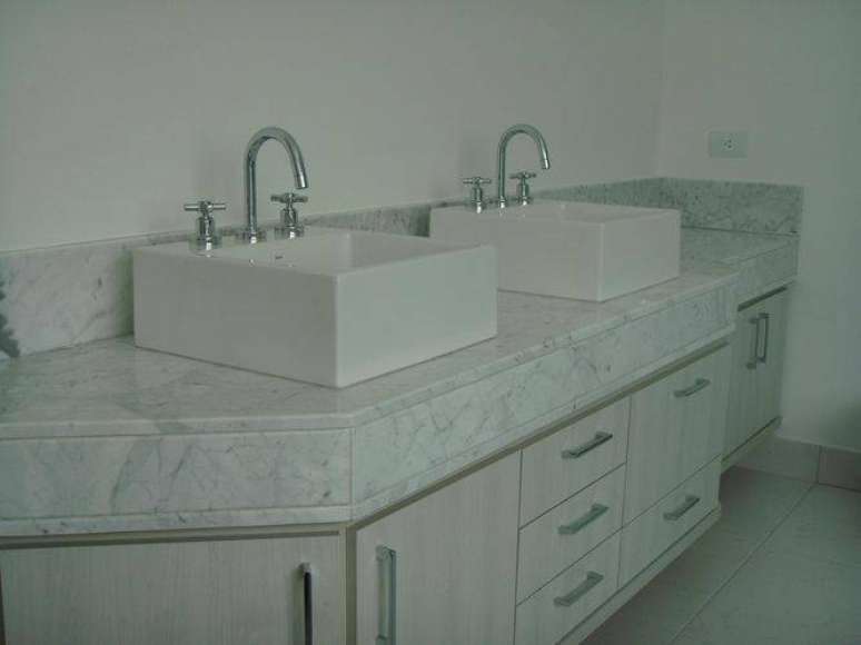 13. As cores da bancada, da cuba e do arm&aacute;rio para banheiro devem combinar