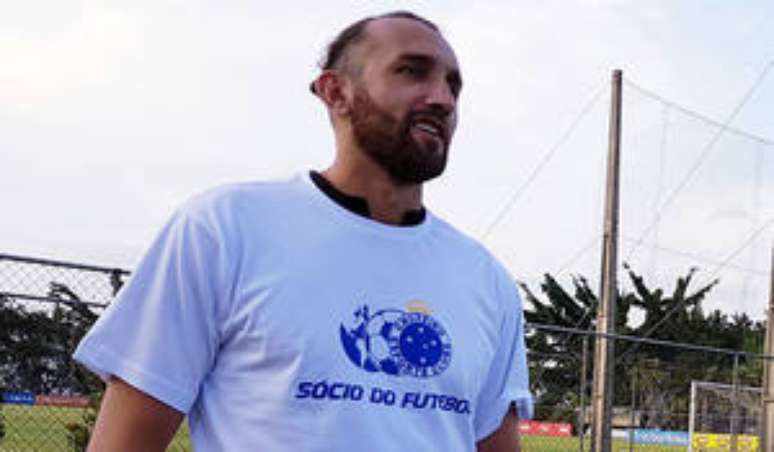 Depois do desembarque festivo, o atacante Hernán Barcos conheceu o centro de treinamento do Cruzeiro