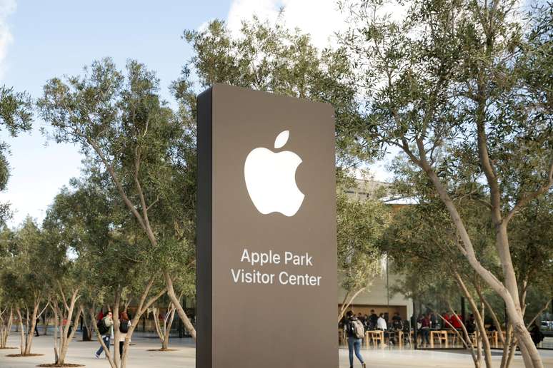 Placa em centro da Apple para visitantes