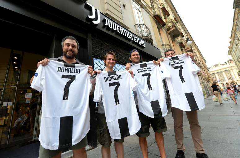 Torcedores da Juve seguram sua recém-adquirida camisa de CR7