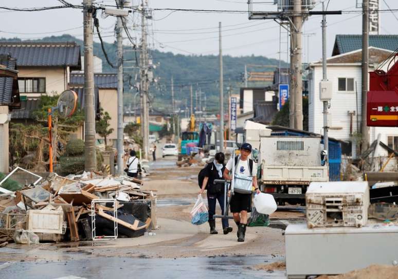 Moradores caminham por rua atingida por enchentes em  Kurashiki, no Jap&atilde;o 13/07/2018 REUTERS/Issei Kato