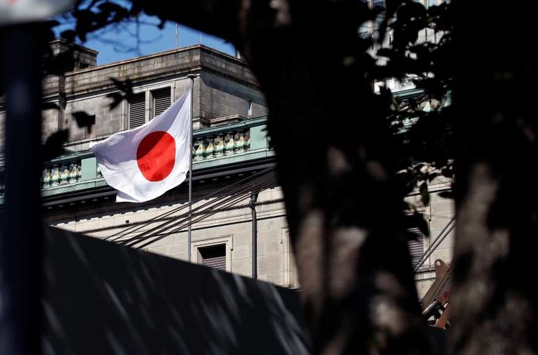 Bandeira do Jap&atilde;o &eacute; vista em pr&eacute;dio do Banco Central do Jap&atilde;o, em T&oacute;quio 21/09/2017  REUTERS/Toru Hanai