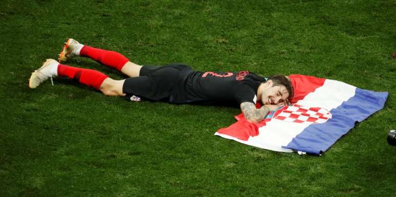 Croata Sime Vrsaljko comemora com a bandeira do pa&iacute;s
11/07/2018
REUTERS/Christian Hartmann