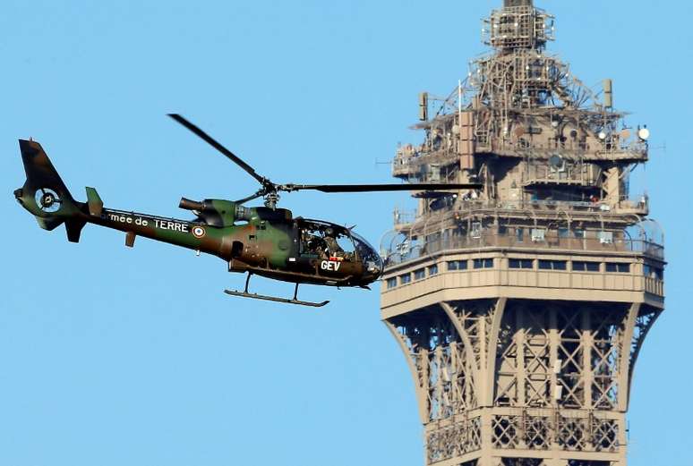 Helicóptero militar passa pela Torre Eiffel, em Paris 14/07/2017 REUTERS/Gonzalo Fuentes