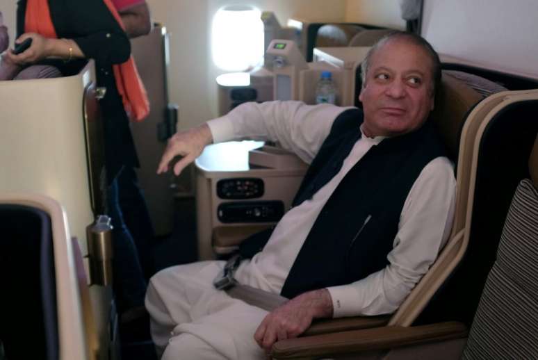 Sharif no avião antes de chegar ao Paquistão
 13/7/2018    REUTERS/ Drazen Jorgic
