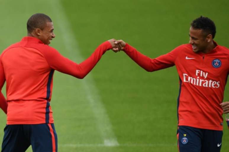 Neymar e Mbappé são companheiros de PSG (Foto: FRANCK FIFE / AFP)