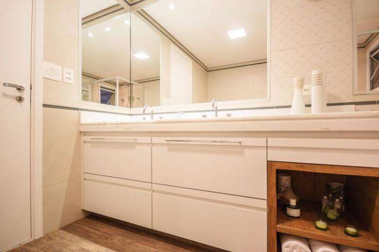 32. Jogos de espelhos d&atilde;o a impress&atilde;o que o banheiro &eacute; maior