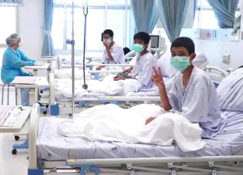 Jovens resgatados na Tailândia ainda estão internados